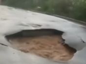 Chuva intensa abre cratera e afunda pavimento em rua de Arapiraca
