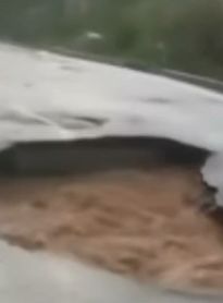 Chuva intensa abre cratera e afunda pavimento em rua de Arapiraca
