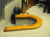 A deputada  Rosinha da Adefal (PTdoB-AL) utiliza as novas rampas para acesso à tribuna do Plenário da Câmara dos Deputados 