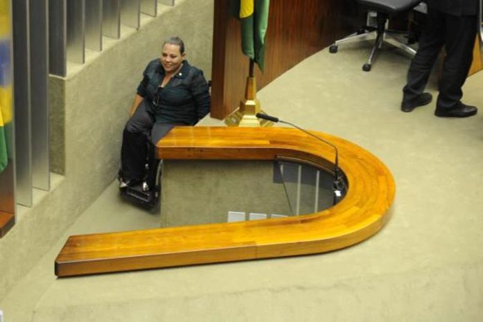 A deputada Rosinha da Adefal (PTdoB-AL) utiliza as novas rampas para acesso à tribuna do Plenário da Câmara dos Deputados