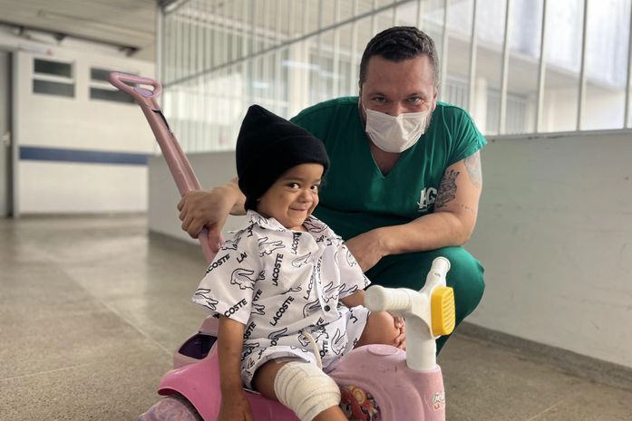 Criança com graves problemas renais volta a andar após passar por tratamento no HGE
