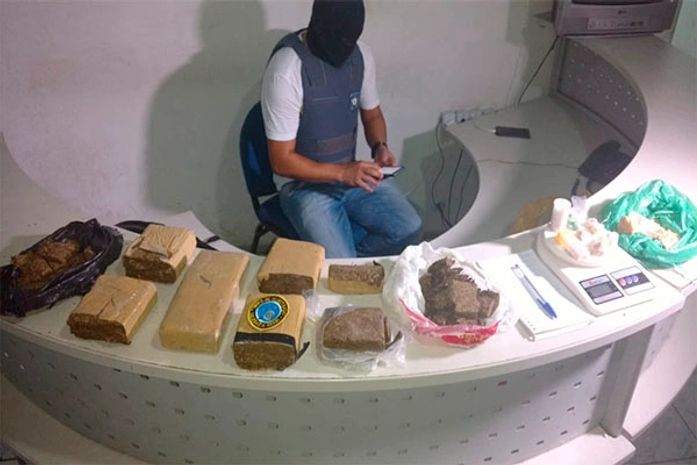 Material apreendido pelos policiais com o acusado de tráfico (