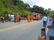 Condutor fica ferido após caminhão tombar na BR 101 em Alagoas