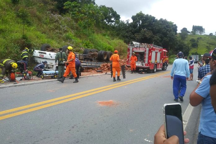 Condutor fica ferido após caminhão tombar na BR 101 em Alagoas