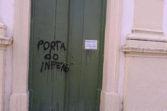 Frase "Porta do Inferno" foi pichada na madrugada de domingo (05)