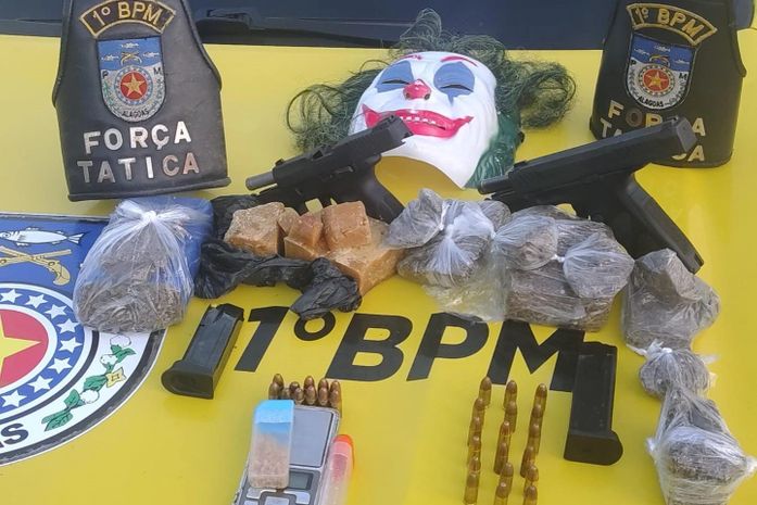Máscara de palhaço, drogas e armas são apreendidas em casa abandonada na Levada, em Maceió
