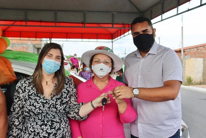 Deputada Tereza Nelma entrega veículo para Conselho Tutelar de Piranhas