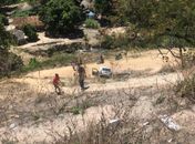 Veículo de passeio cai em ribanceira na Avenida Leste Oeste em Maceió