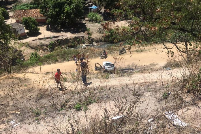 Veículo de passeio cai em ribanceira na Avenida Leste Oeste em Maceió