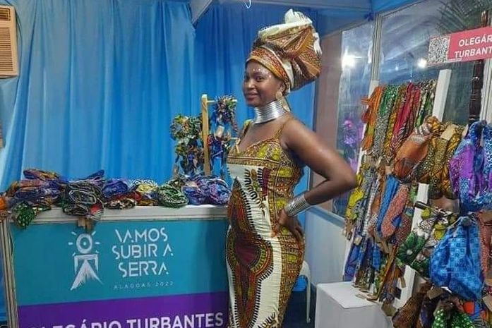 Oficina de tranças e demonstração de roupas africanas levam a África para a Praça Multieventos