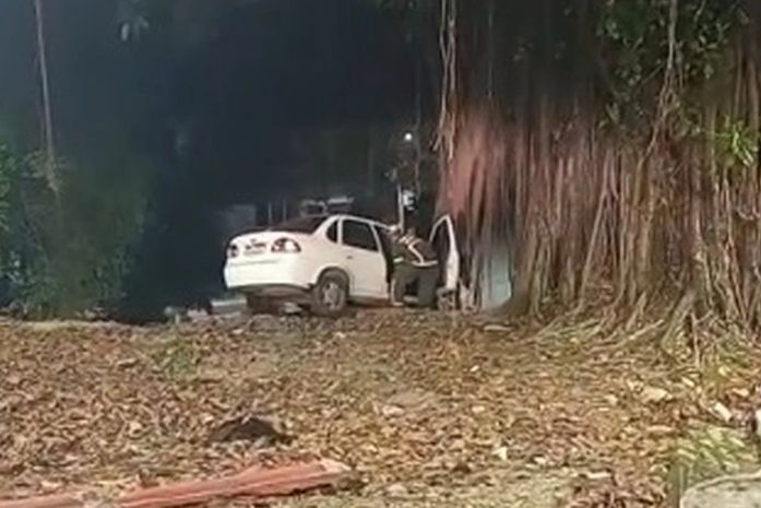 Motorista perde controle, invade canteiro e quase cai de ribanceira no Farol, em Maceió