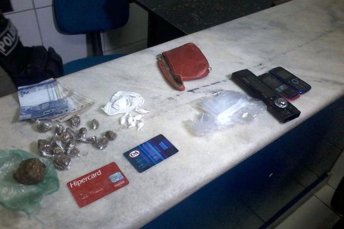 Após cometer assalto, homem é preso com drogas na própria residência