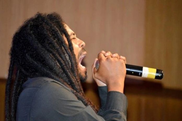 Luiz de Assis, vocalista da banda Vibrações