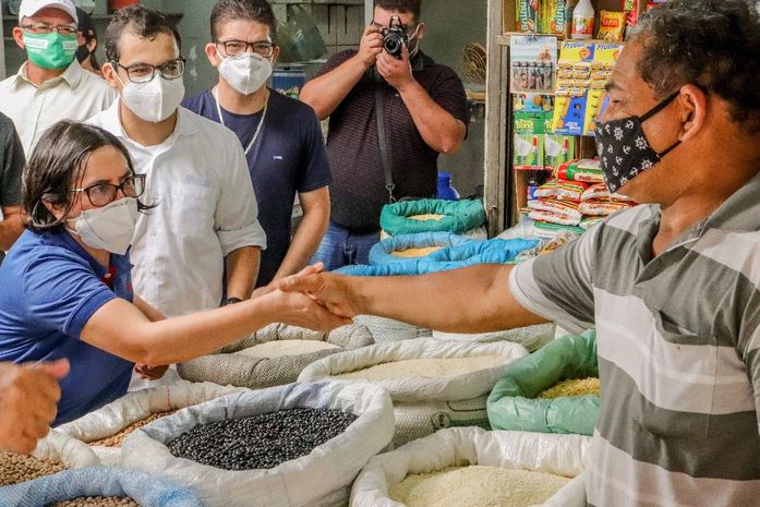 Gilvania Barros inicia campanha a prefeita percorrendo a feira livre de Arapiraca