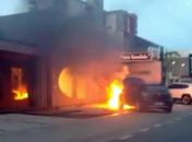 Veículo pega fogo em frente a estabelecimento na Jatiúca; veja vídeo