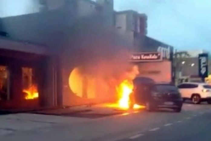 Veículo pega fogo em frente a estabelecimento na Jatiúca; veja vídeo