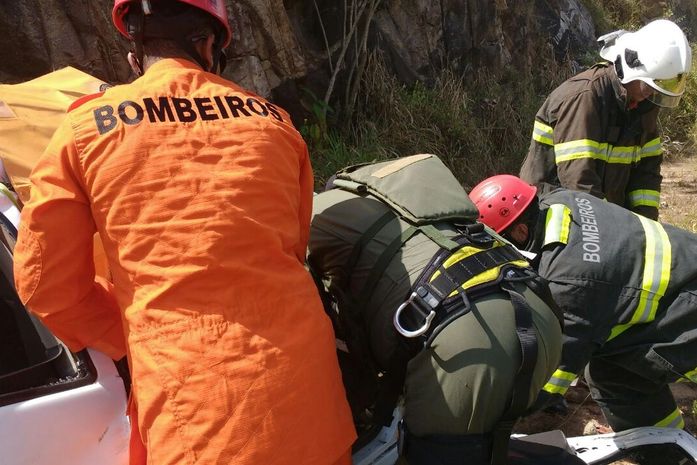 Criança de oito meses morre em acidente de carro
