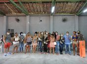 Casal doa cestas de higiene a moradoras da Casa de Passagem São Vicente de Paulo