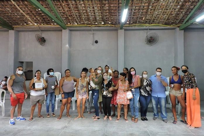 Casal doa cestas de higiene a moradoras da Casa de Passagem São Vicente de Paulo