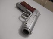 Simulacro de pistola apreendido com o suspeito.