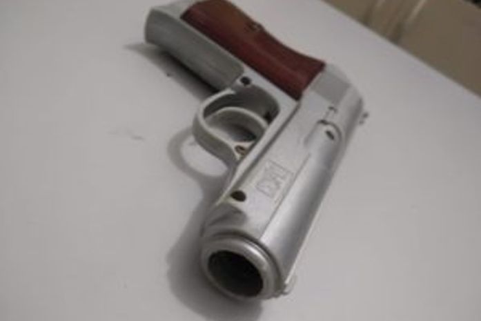 Simulacro de pistola apreendido com o suspeito.