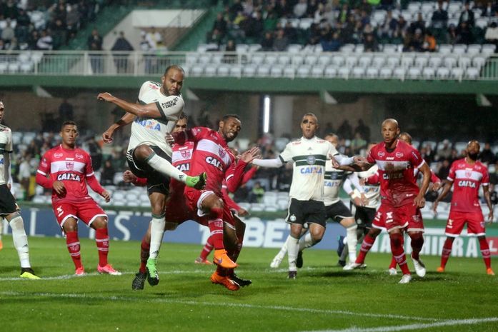 CRB perde para o Coritiba e se segue na zona do rebaixamento da Série B