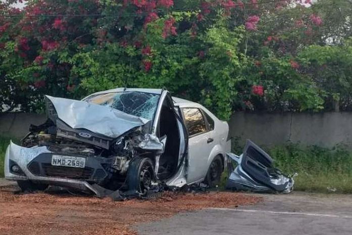 Seis pessoas ficam gravemente feridas após colisão entre van e carro na BR 316