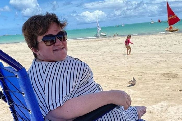 Katya curtiu a praia de Maceió e recebeu uma cadeira anfíbia para o banho de mar