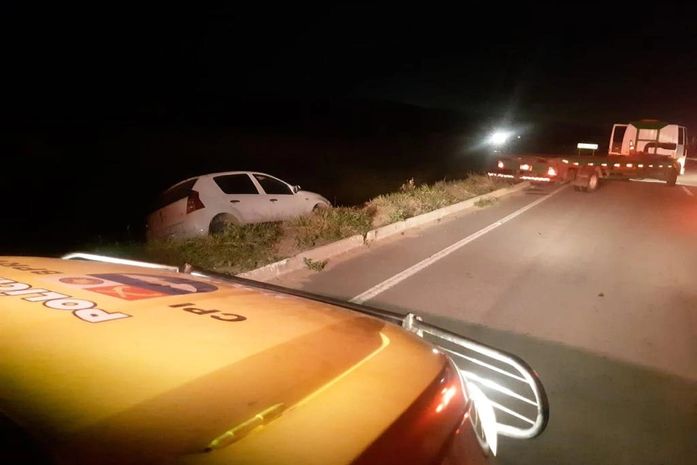 Motorista perde controle de veículo ao desviar de galho no meio de rodovia
