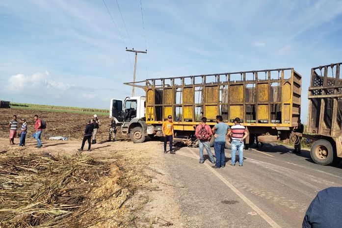 Motociclista é arremessado e morre após colisão com carreta na AL-105