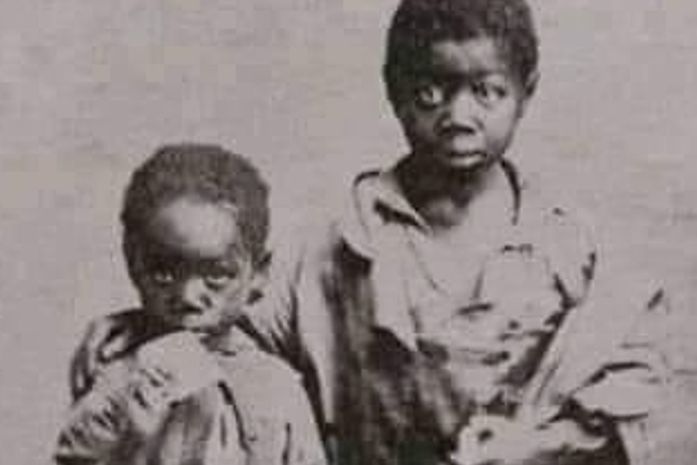 Escolas para crianças brancas foram construídas com o dinheiro do leilão de crianças pretas/escravizadas.