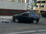 Acidente deixa carro destruído e ônibus com pneu estourado na Ponta Verde, em Maceió