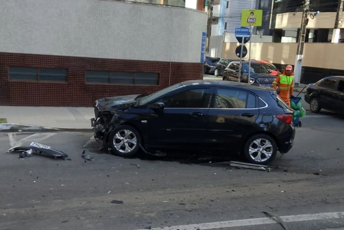 Acidente deixa carro destruído e ônibus com pneu estourado na Ponta Verde, em Maceió