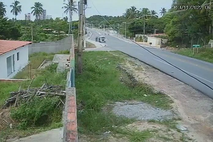 Vídeo: novas imagens mostram momento exato que kombi atropela três ciclistas em Guaxuma