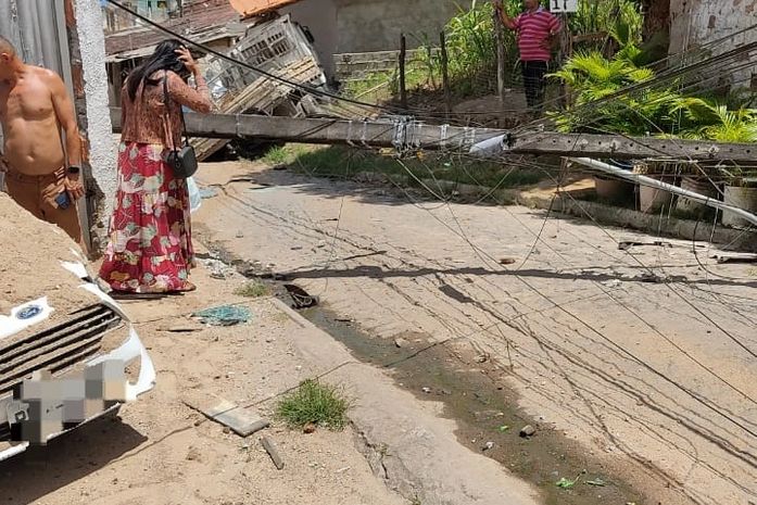 Vídeo: homem fica ferido após caminhão perder o controle em ladeira e colidir com carro, poste e muro de residência, em Maceió