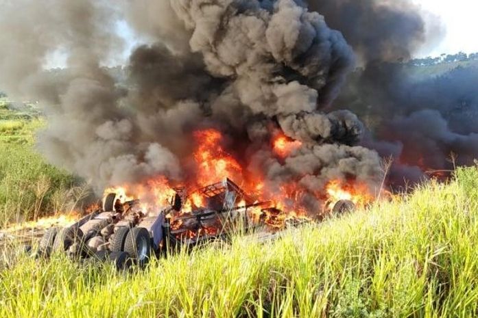 Casal morre carbonizado em tombamento de carreta, na BR-101