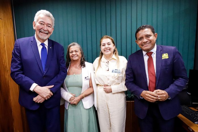 Prefeita Tia Júlia solicita novos recursos para Saúde e Agricultura em reunião com deputado federal Paulão