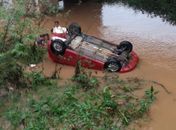 Carro caiu da ponte do Rio Mundaú, em Branquinha.
