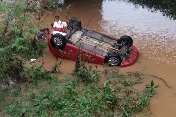 Carro caiu da ponte do Rio Mundaú, em Branquinha.