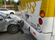Três homens e uma mulher estavam no carro que colidiu com outro veículo e na traseira de um ônibus
