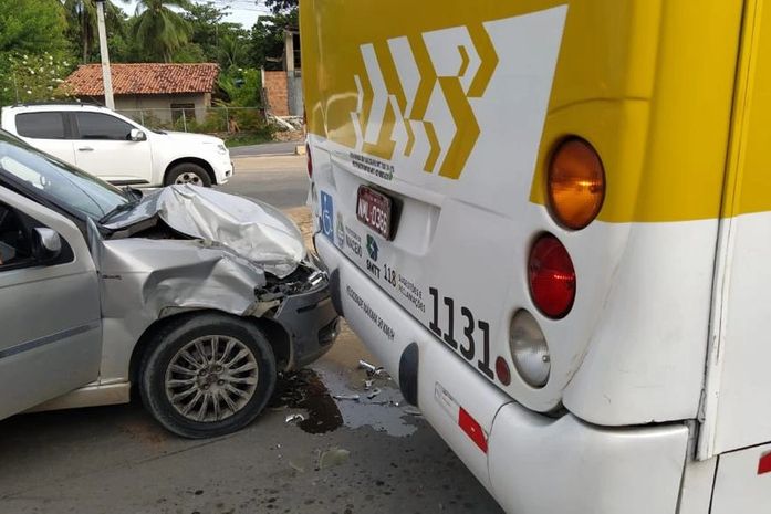 Três homens e uma mulher estavam no carro que colidiu com outro veículo e na traseira de um ônibus