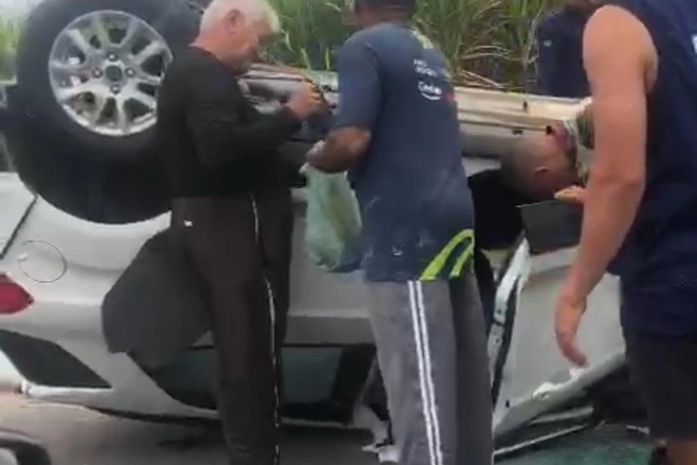 Carro tomba e idoso fica ferido após colisão entre veículos na Cachoeira do Meirim