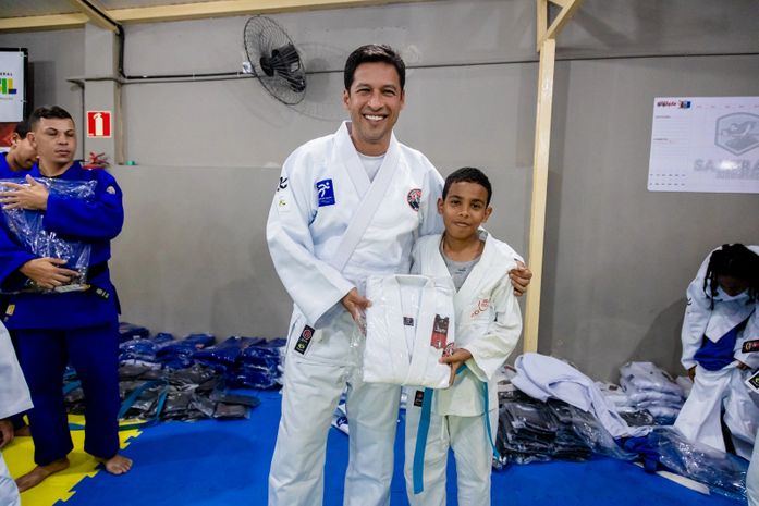 Cunha entrega kimonos e material de treino para integrantes do projeto Samurai Judô Alagoas