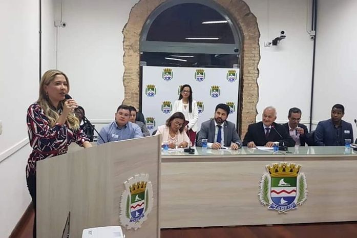 Izabelle Pereira, presidente do cosems