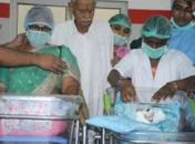 Mulher de 74 anos dá à luz duas meninas gêmeas