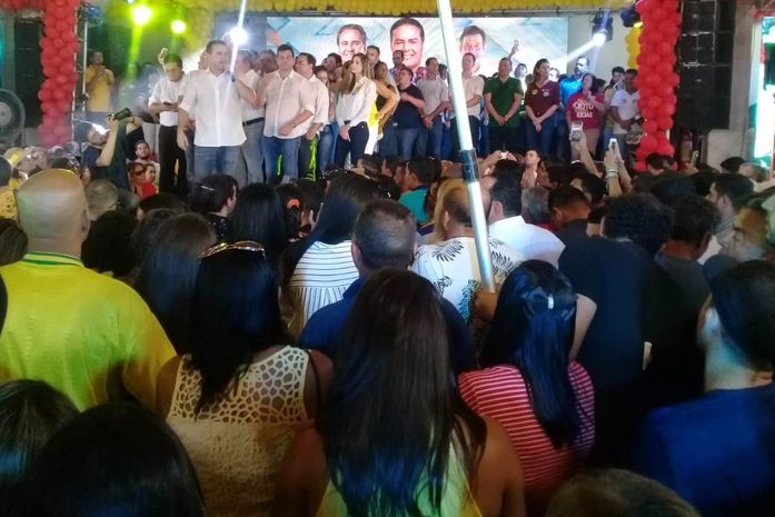 Renan Filho, Mauricio Quintela e Renan Calheiros foram prestigiados por 99 prefeitos alagoanos na grande festa no Iate neste domingo