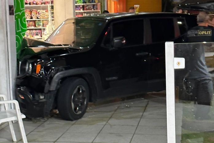 Vídeo: Câmera flagra momento em que carro invade loja de brinquedos na Ponta Verde
