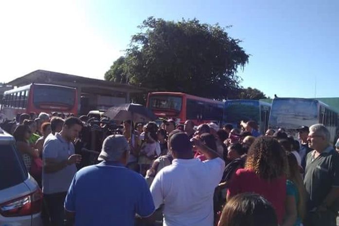 Moradores de bairros da parte alta protestam contra alteração em itinerário de ônibus