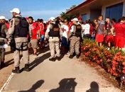 Vídeo: Torcedores protestam contra má fase do CRB e intimidam jogadores no CT