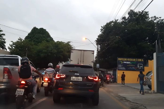 Colisão entre motocicleta e ônibus deixa homem ferido na Gruta